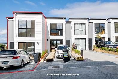 3 bedroom townhouse with x2 carparks ! And lar...