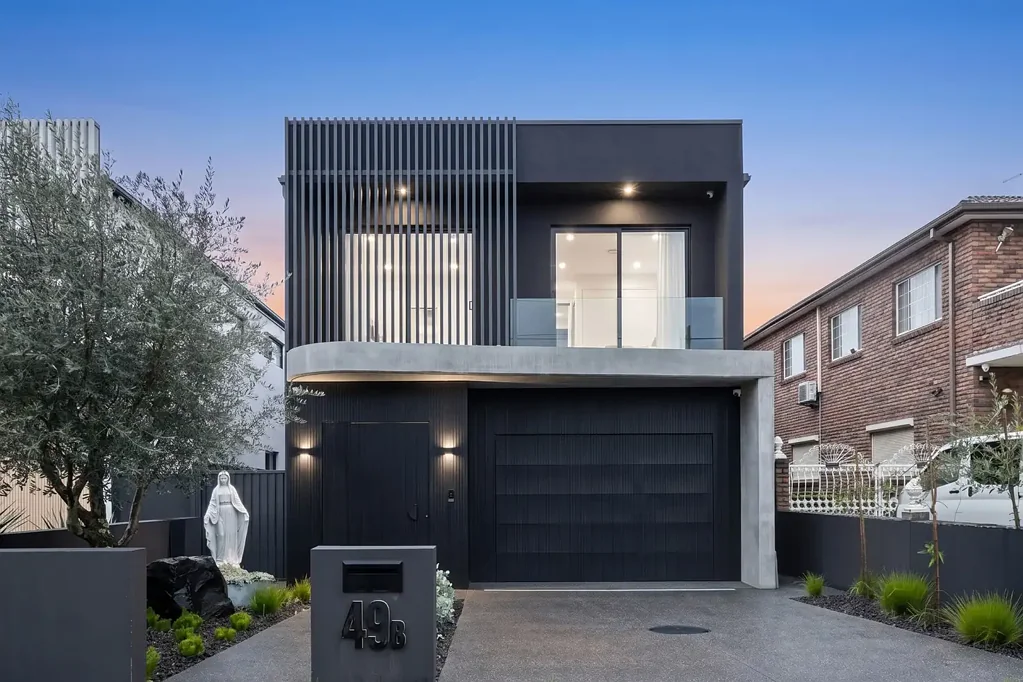 Bankstown 5ห้องนอน Exceptional Design in One of Bankstown's Most Prestigious Streets