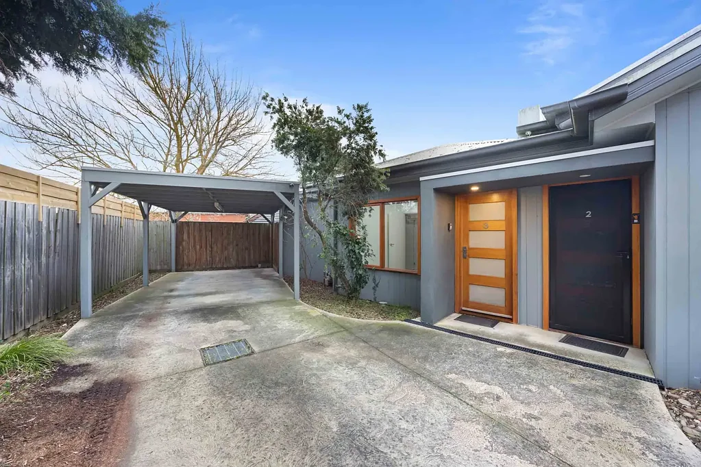 FRESHLY PAINTED, LOW MAINTENANCE & CLOSE TO THE CITY CENTRE