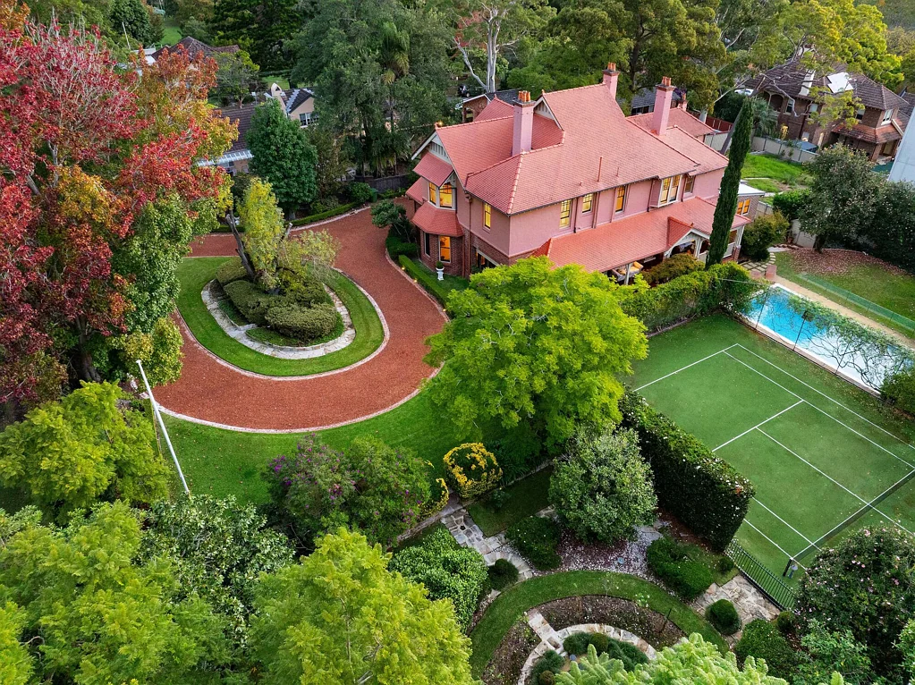 Wahroonga 5房 联邦工艺建筑 3233sqm地块 全尺寸网球场 游泳池 豪华Miele厨房 石材地板 原始细木工 朝北露台 精英学区 Reimagined timeless elegance with tennis court and pool on 3233sqm