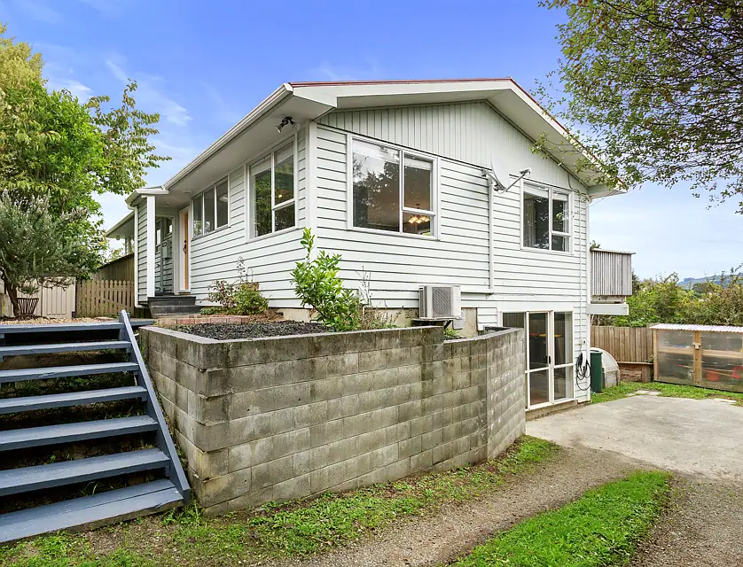 22 Castle Crescent, Stokes Valley, Lower Hutt City, 5房, 2浴, 独立屋