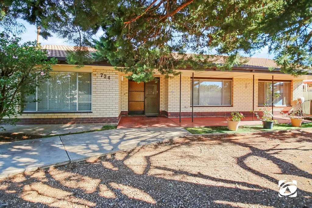 Broken Hill 4chambre FAMILY-SIZED BRICK HOME WITH ROOM TO GROW