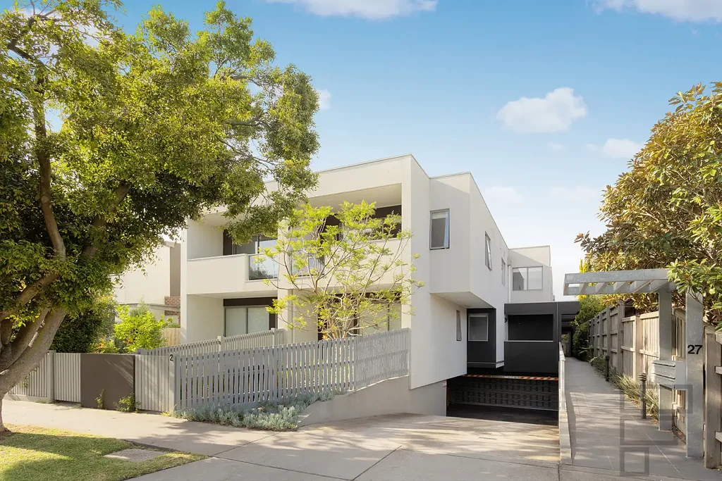 CHIC TOWNHOUSE IN CHELTENHAM | FLARE REAL ESTATE
