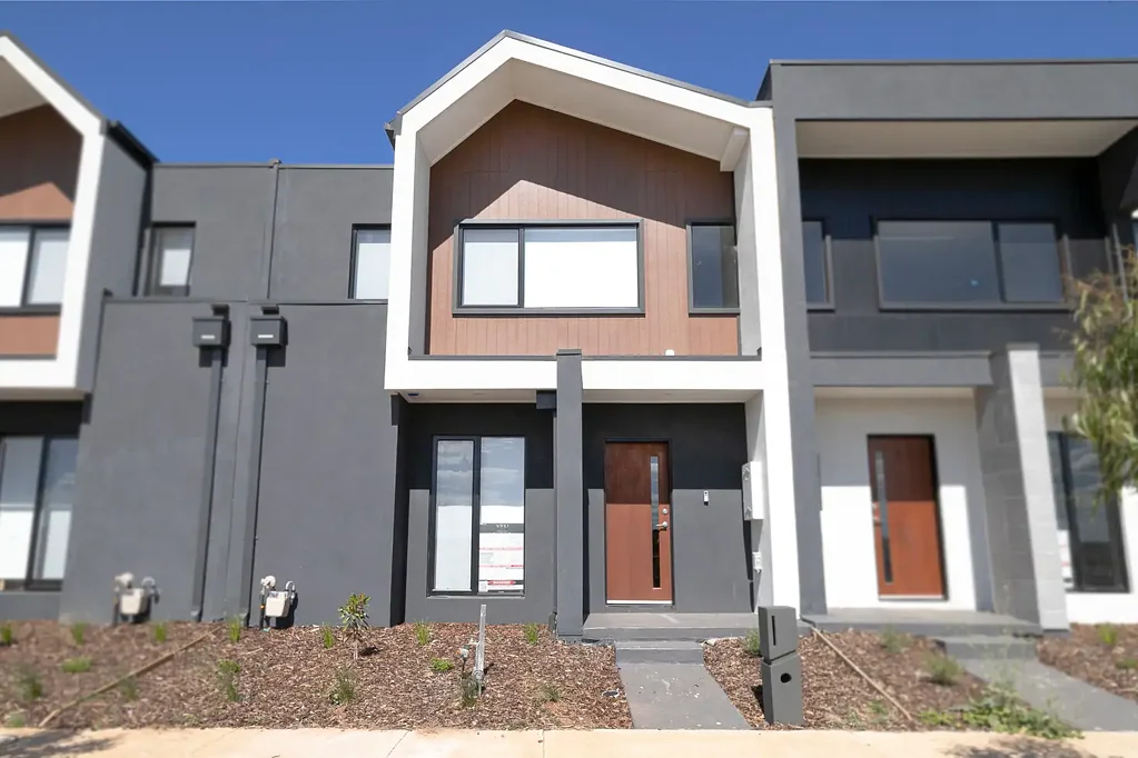 Perfect Near-New Townhouse!