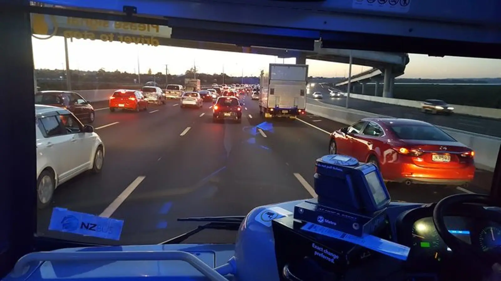 堵车、班次不准、绕路…你是否有过在奥克兰乘公交的糟心经历?280亿的资金能否拯救不便的公交系统?