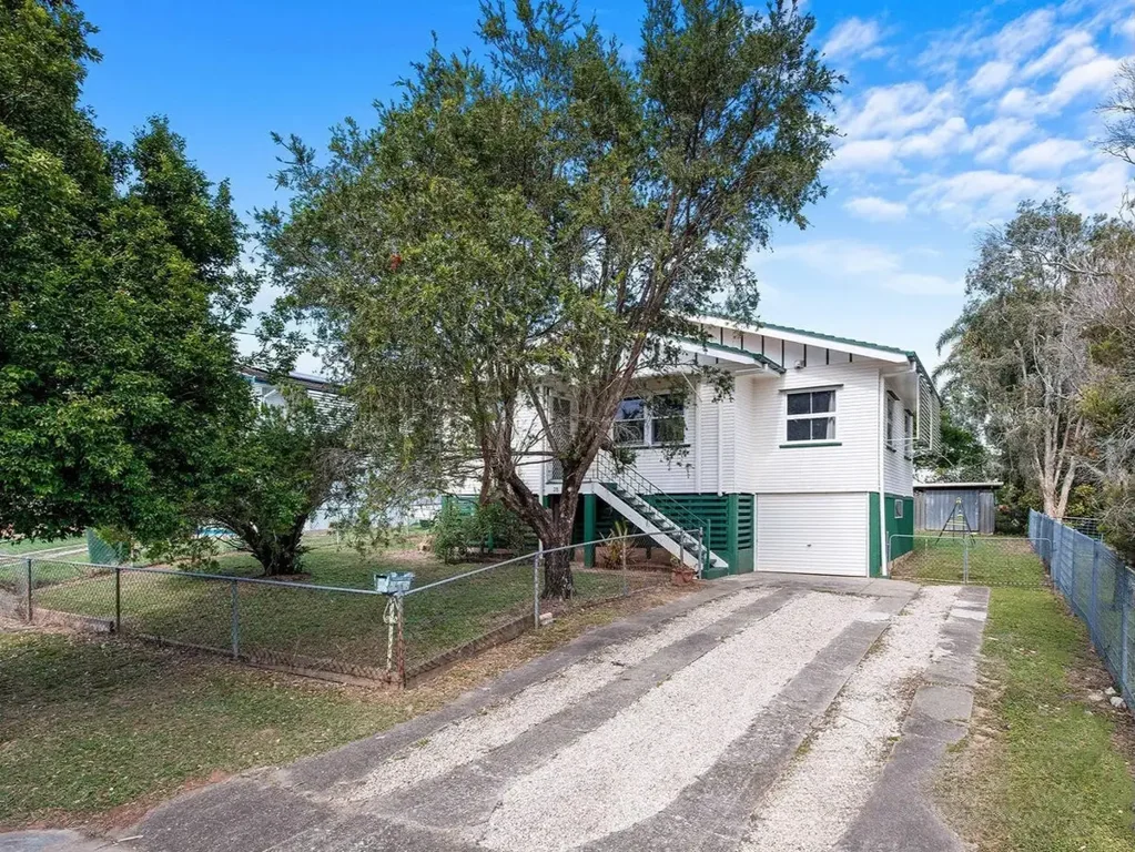 Chermside West 3房 坡度平缓620㎡地块 重建潜力巨大 便捷交通枢纽 邻近Chermside商圈 绿意环绕公园 620 m² Opportunity: Original Home, Blue‑Sky Vision