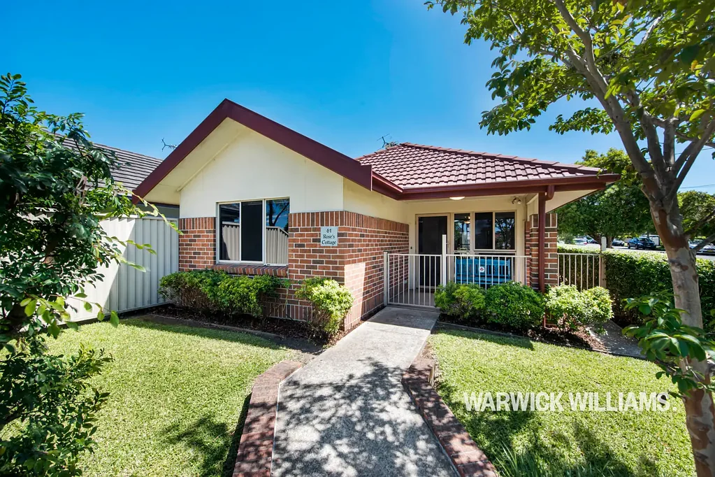 MODERN COMFORT AND CONVENIENCE OPPOSITE THE PARK