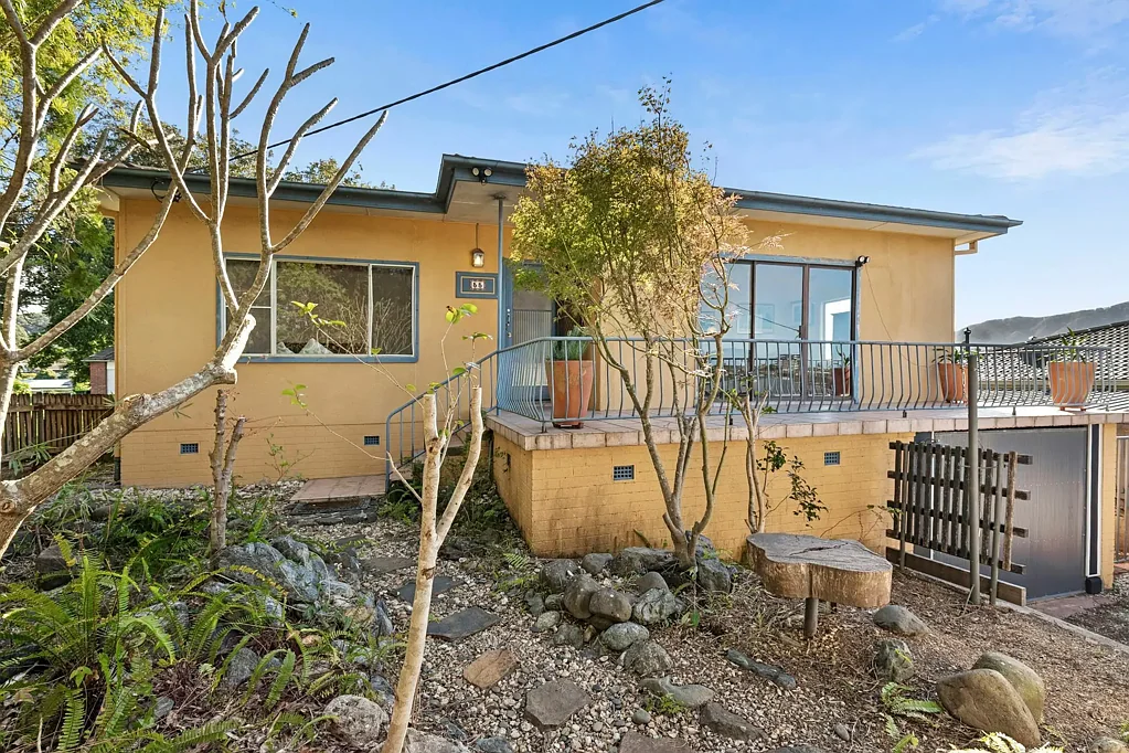 Coffs Harbour 4房  Charming Character Home with Breathtaking Views in Coffs Harbour