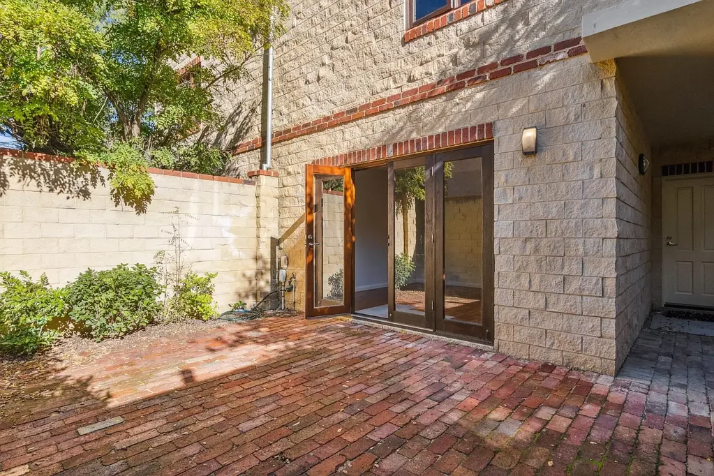 Secluded & private townhouse