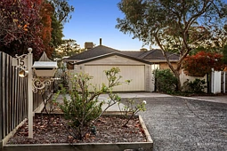 15 Law Street, Briar Hill