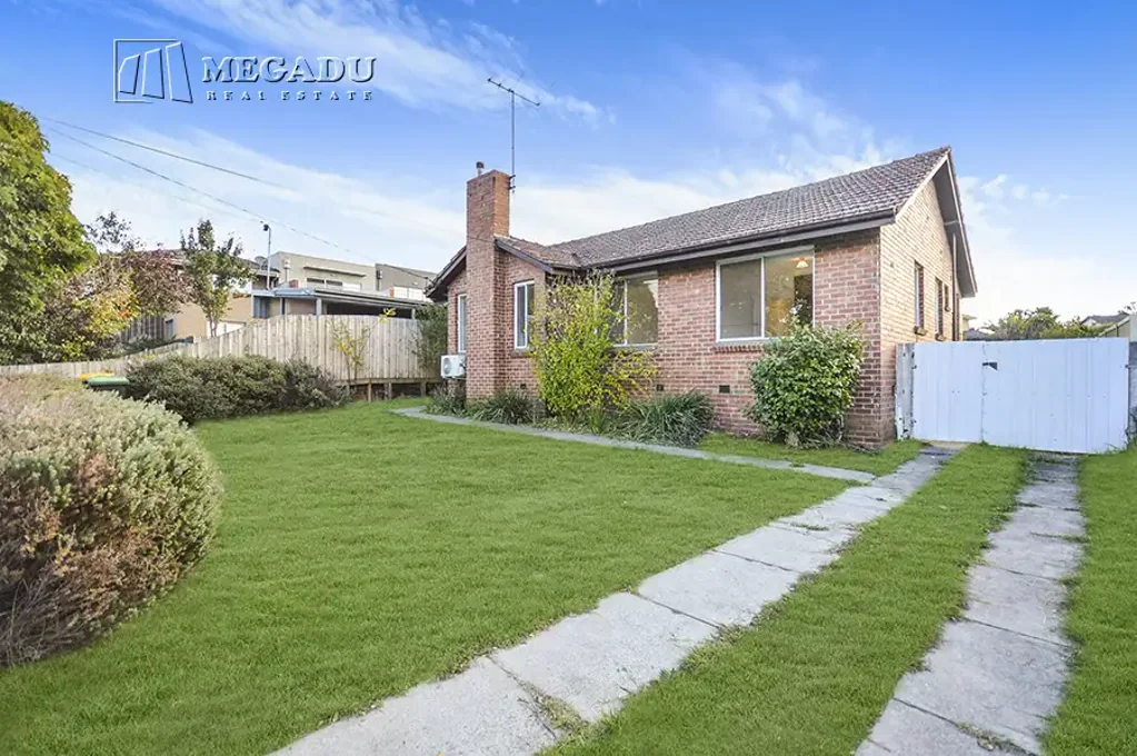 Spacious 3-Bedroom Home with Expansive Yard in Prime Preston Location