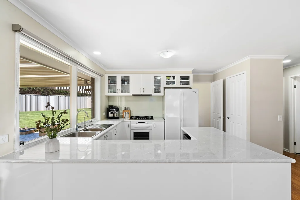Seymour 4બેડરૂમ It's your lucky day!  Inviting 4-Bedroom Brick Home with Endless Potential and Unique Character