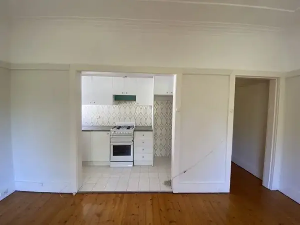 Top Floor 2 Bedroom unit in small block**1st Open Inspection Thursday from 4.45-5pm (No prior access)**