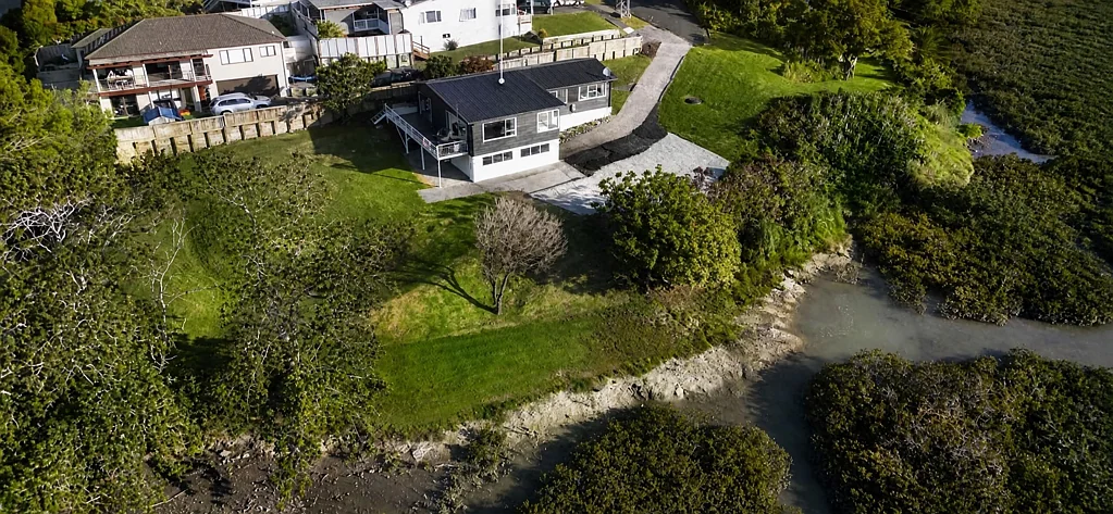 Hauraki 4 Slaapkamer Waterfront landholding with exceptional potential