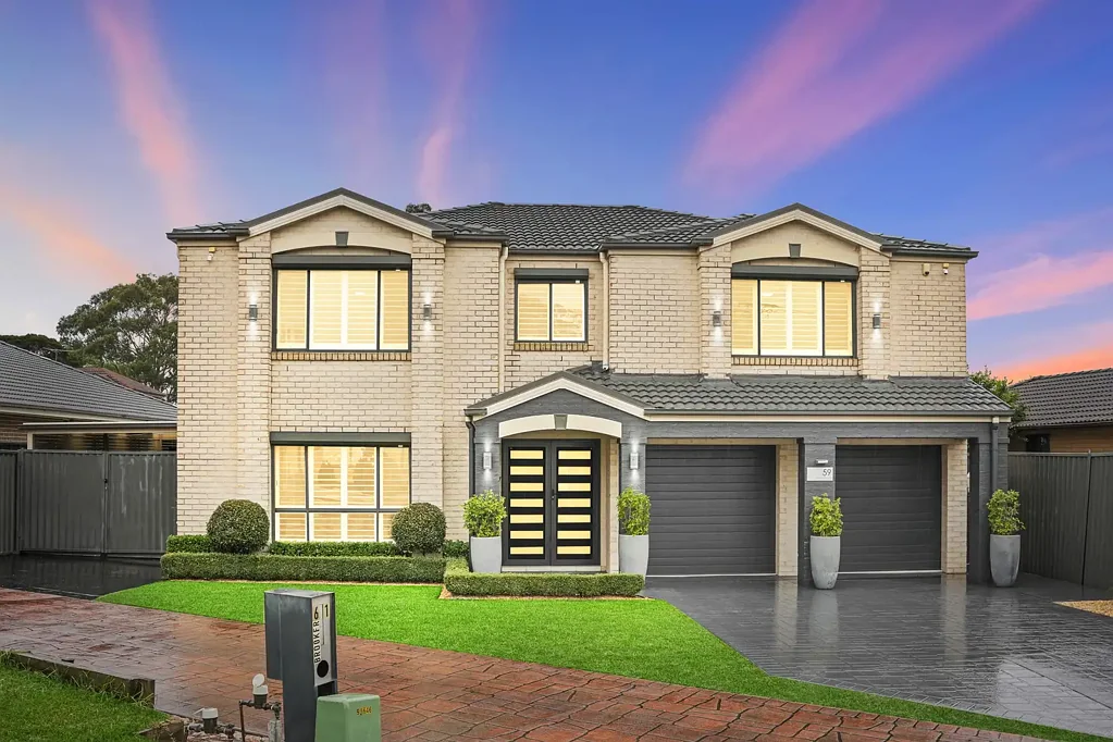 Colyton 5 Bedroom Beautiful Presented Family Home!