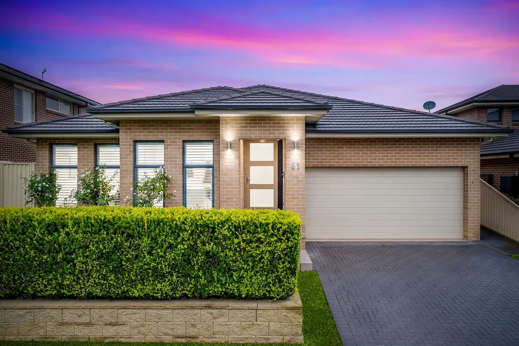 Kellyville 4房 Kellyville中心单层宅 宽敞空间 舒适家庭生活 优质学校近便 精美厨房中央岛台 开放式餐厅客厅 游戏室多功能空间 主套房步入式衣帽间 遮盖式户外用餐区 私密低维护花园 Effortless Family Living