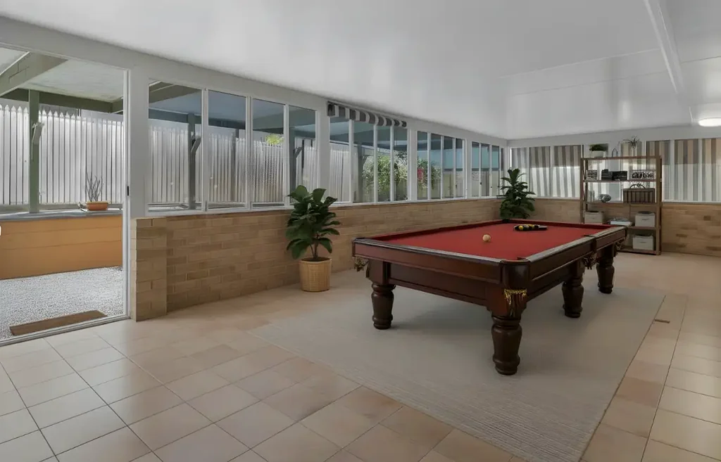 Banksia Beach 3房 Banksia Beach宁静一角 622m²宽敞地块 水道环绕 50m²封闭娱乐区 距海滩学校仅5分钟 Prime Bribie Island Location with Endless Potential!