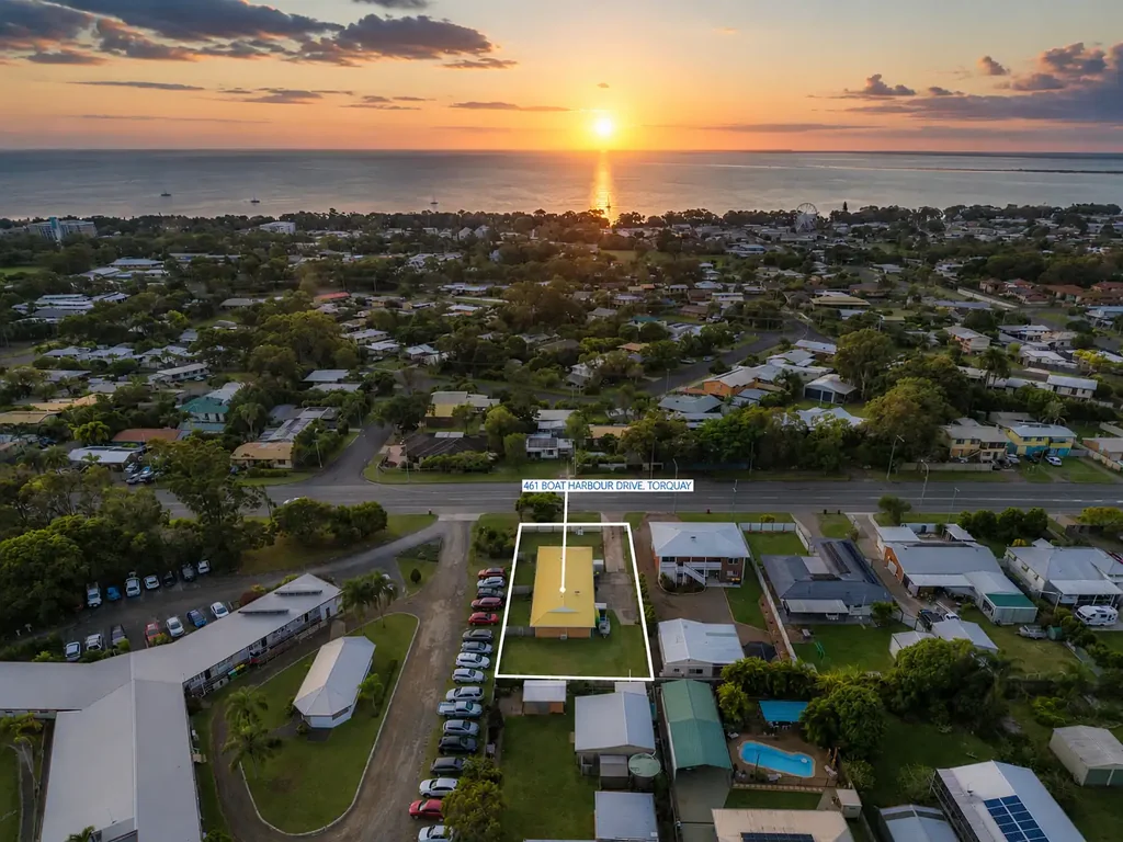 Torquay 4房  Dual-Income Investment on 913m² - Returning $900 Per Week - Two Units on One Title