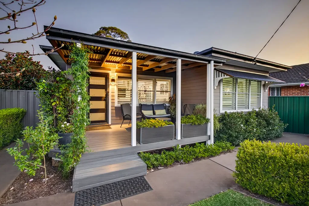 Umina Beach 2房  Designer Coastal Retreat with Stunning Entertaining & Gardens.