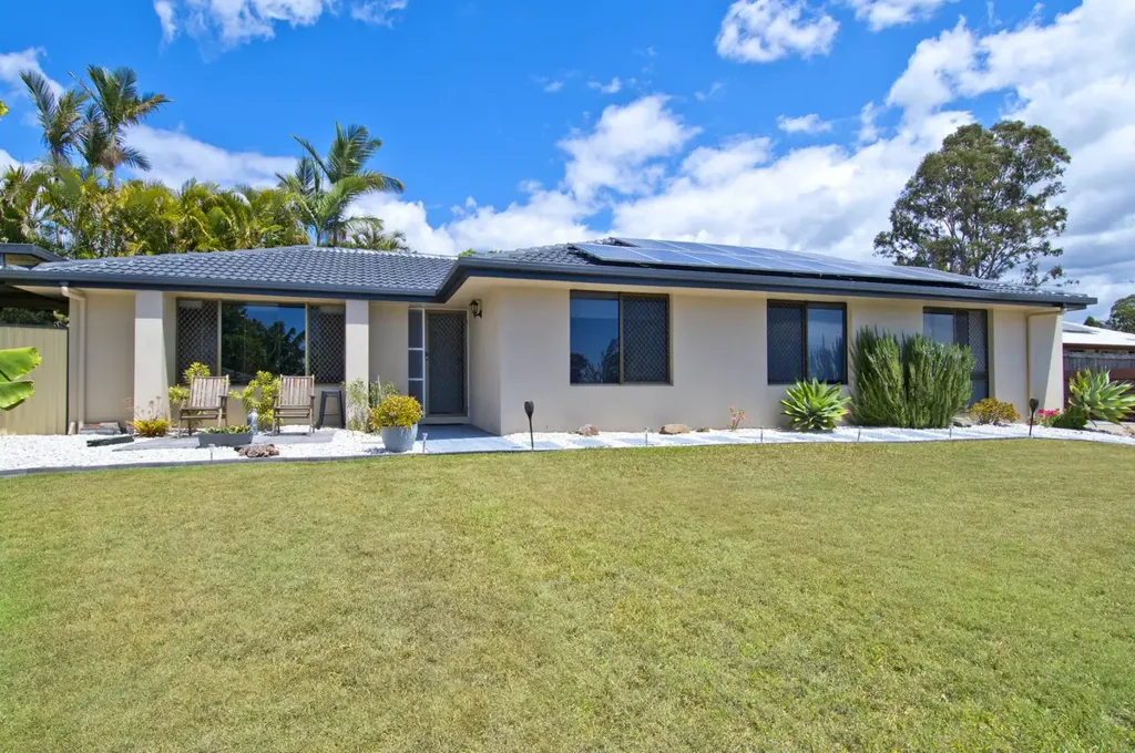 Helensvale 3Moenga Spacious, Renovated Living with Ample Parking in a Prime Position