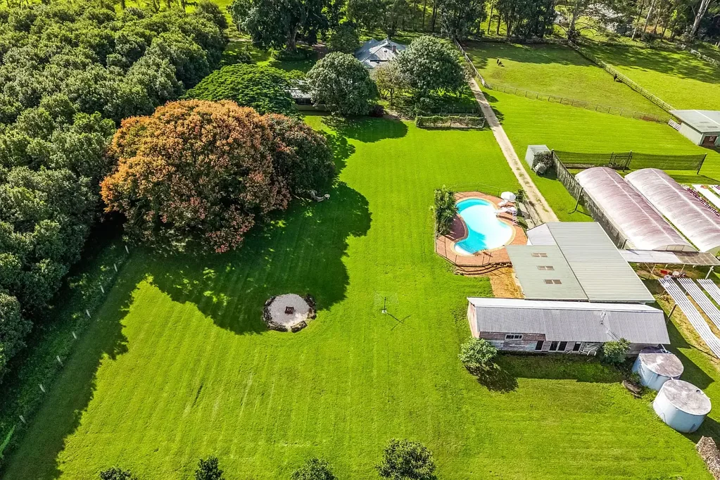 Brooklet 4chambre Private 4.9-Acre Estate with Character Home, Stables and Lush Rural Outlooks