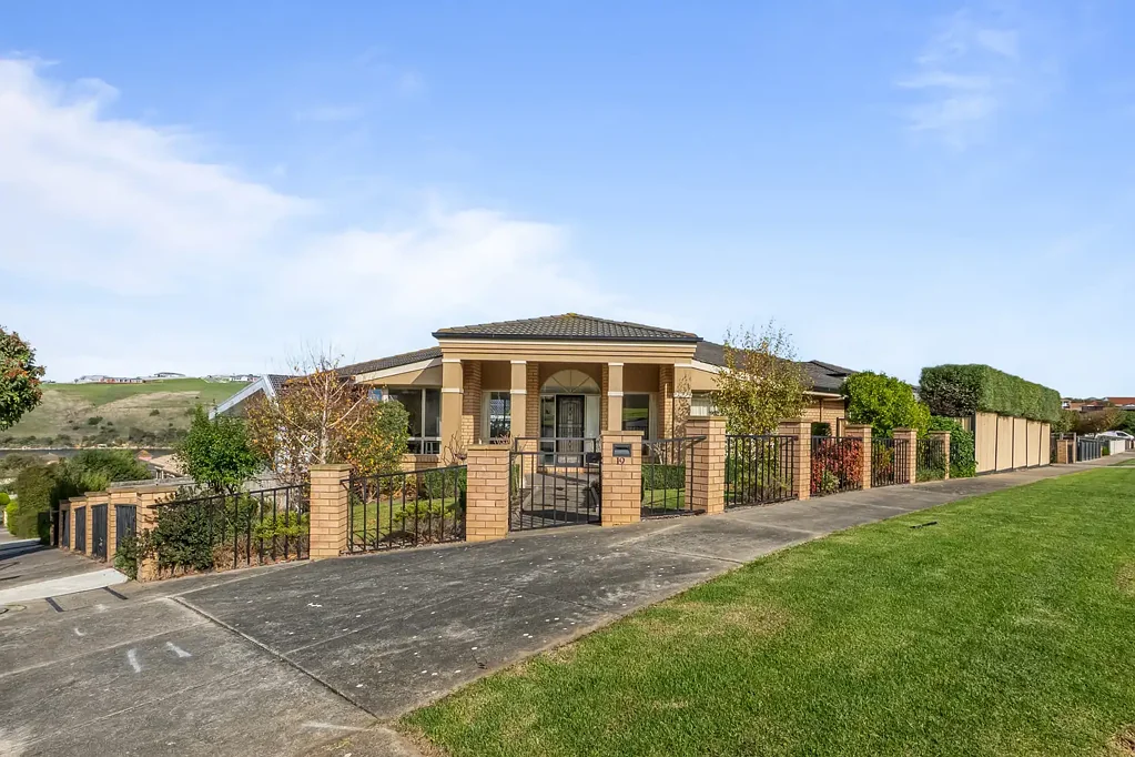 Warrnambool 4房  Architectural Family Living with Stunning River & Golf Course Views