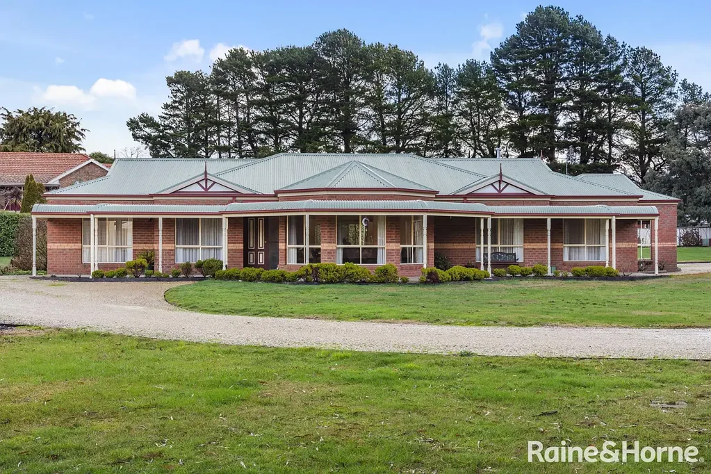 Kyneton 3 Bedroom SUPERBLY PRESENTED RESIDENCE IN AN ACRE OF BOTANIC GARDEN