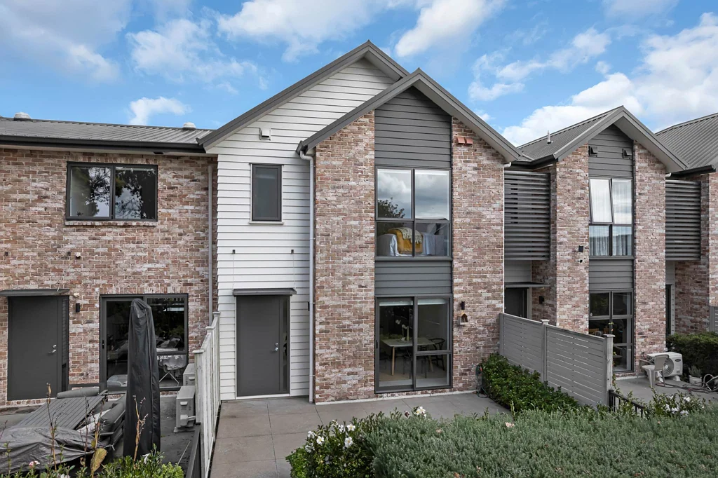 Conifer Grove 3chambre Modern, Bright & Spacious; Facing Reserve!