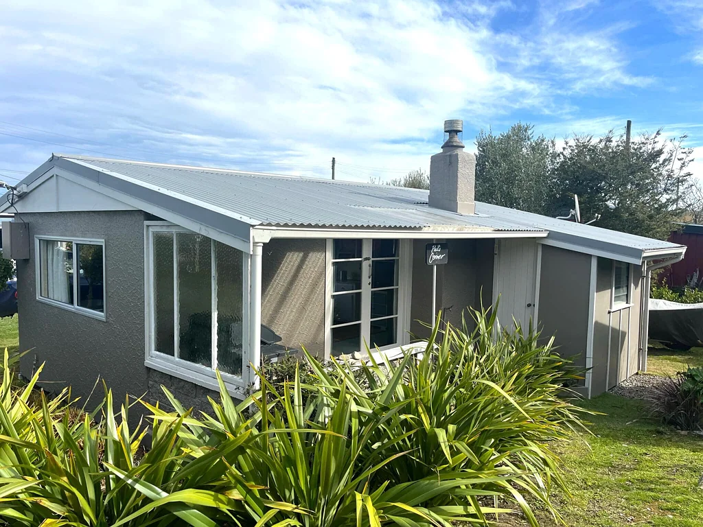 Glenavy 2 Bedroom Kiwi fishing hut – furnished & ready to go!