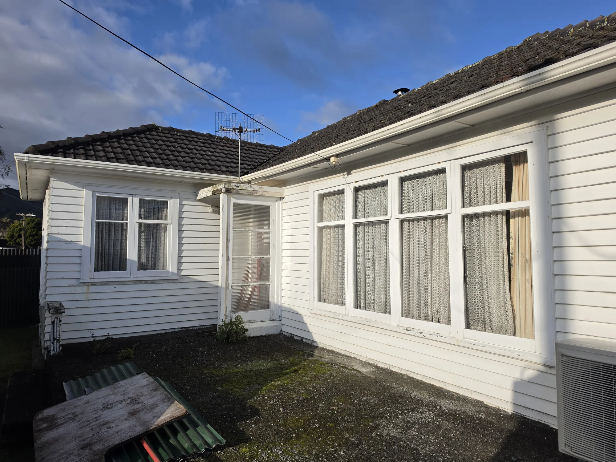 Wainuiomata 3Phòng ngủ Rough Diamond with Endless Potential!