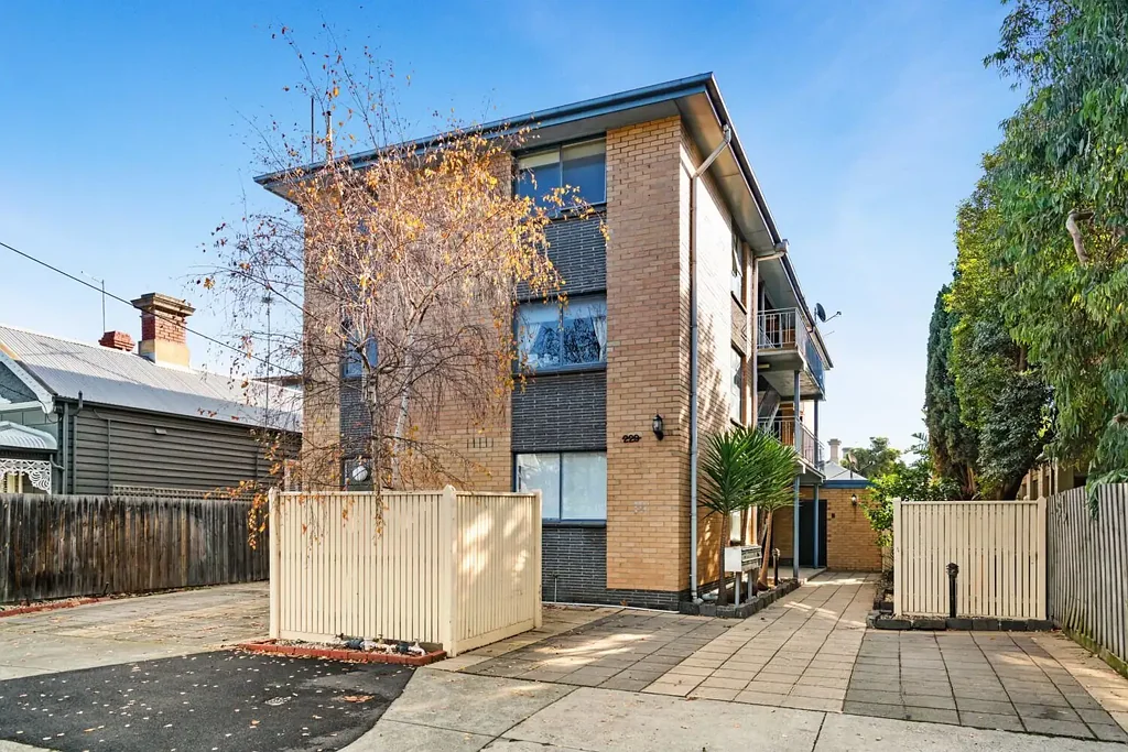 Charming 1st Floor Apartment in Prime Port Melbourne Location.