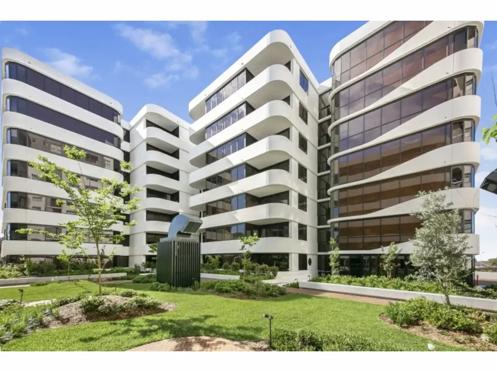 DESIGNER 1-BEDROOM COURTYARD APARTMENT!!!