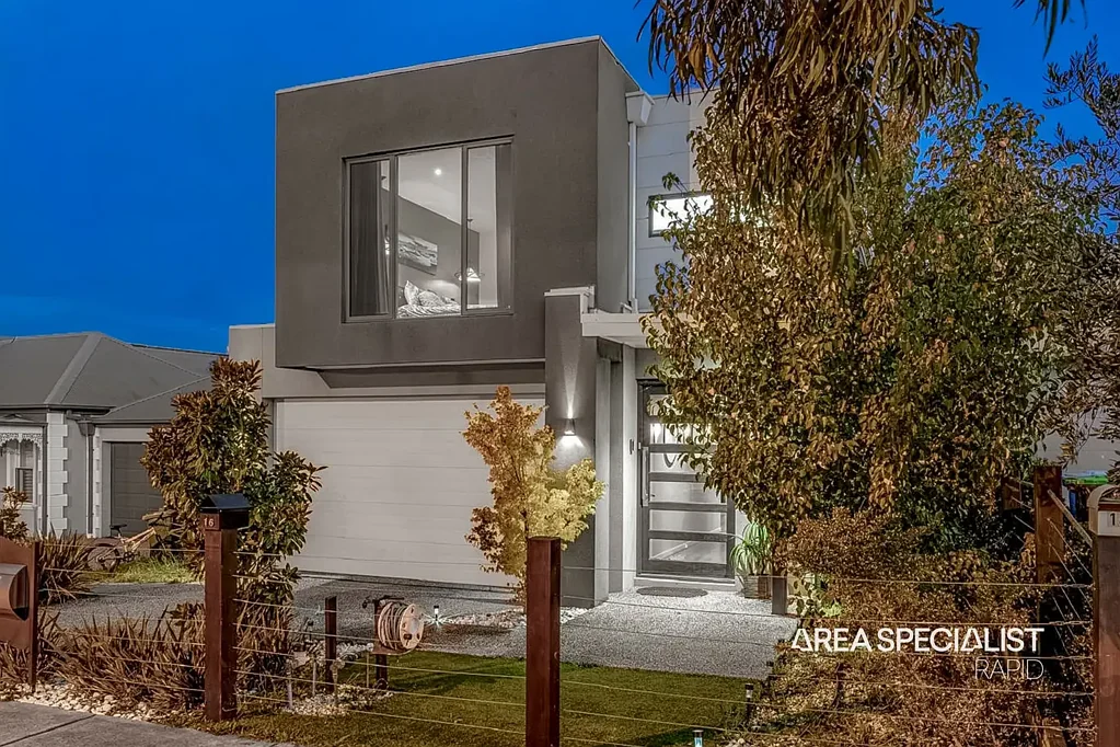 Cranbourne East 4 Slaapkamer Quality Living in Ex Display Family Home!