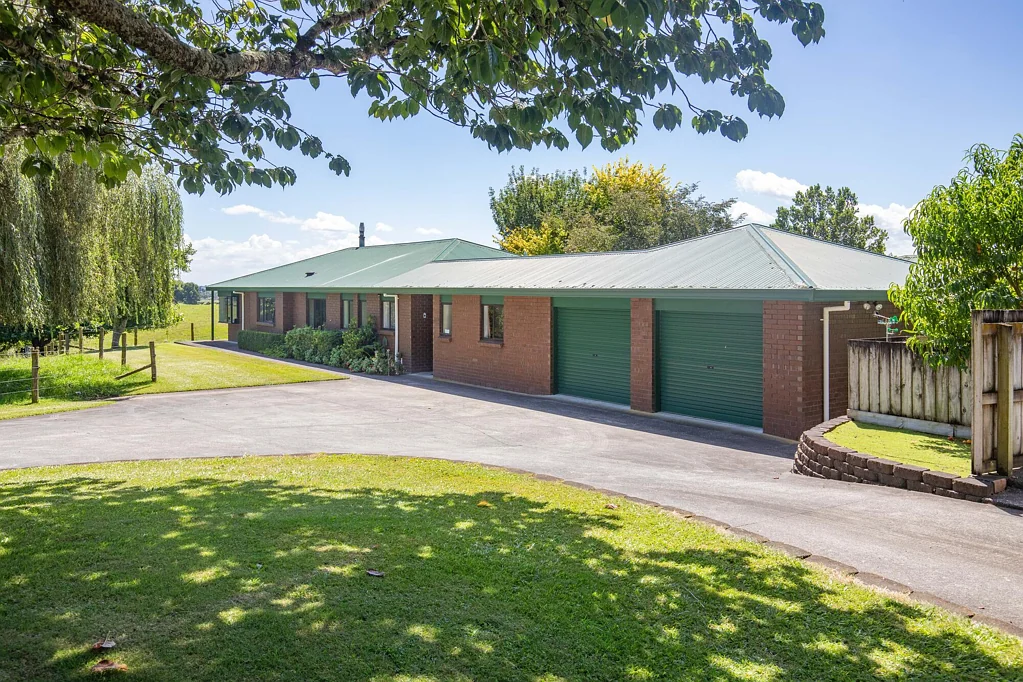 Kihikihi Five Beds, Big Sheds on Two Titles