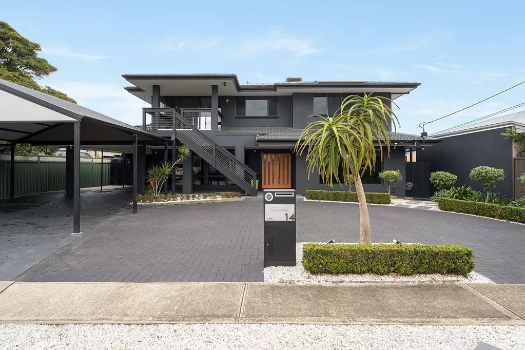 Glengowrie 6Phòng ngủ Expansive Family Entertainer with Dual-Living Versatility.