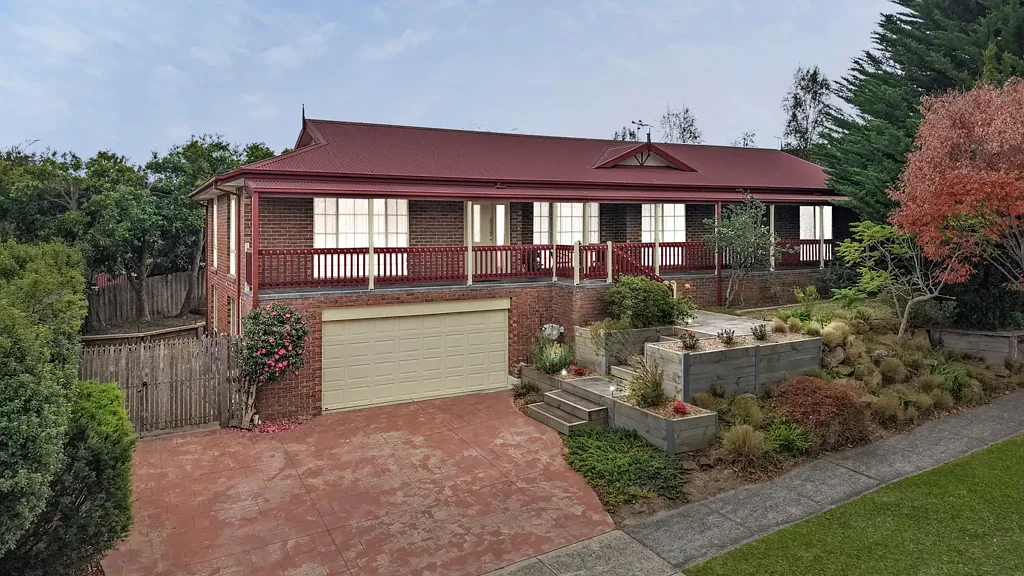 Langwarrin 5房 1092平米阔地 宽敞布局 靠近学校 保护区 便利设施 车库储物空间 厨房石台面 优质电器 主卧套间 户外烧烤区 Spacious Family Living with Garage, Gardens and Lifestyle Ease