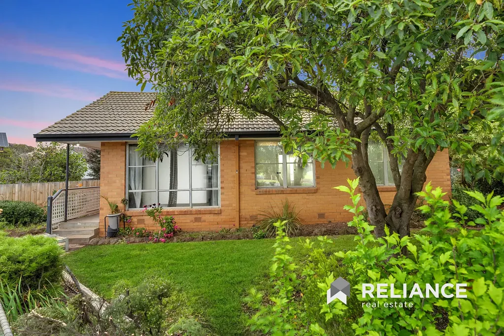 Werribee 4房 540㎡转角地块 宽敞三卧carpet铺地 温馨起居floorboards 混凝土车道多车停 3分钟到火车站 200米邻名校 马路对面临时场 Perfectly Positioned Corner Gem in the Heart of Werribee!!!