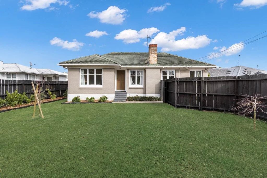 Papakura 3ਬੈੱਡਰੂਮ Timeless brick cottage – beautifully refreshed