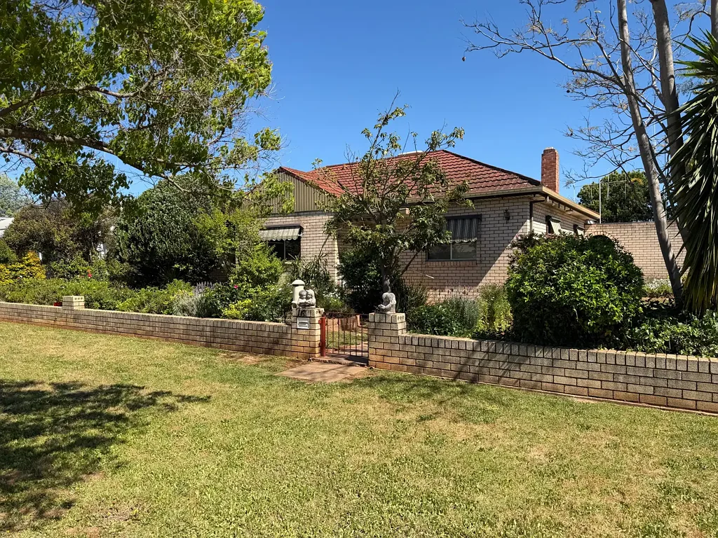 Parkes 3ਬੈੱਡਰੂਮ Charming Family Home with Exceptional Shed Space – Central Parkes