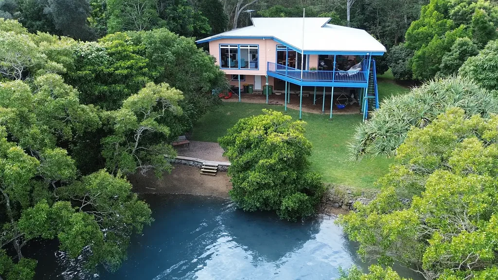 Macleay Island 3બેડરૂમ Absolute Water Front - Not just a house.  Its a Lifestyle