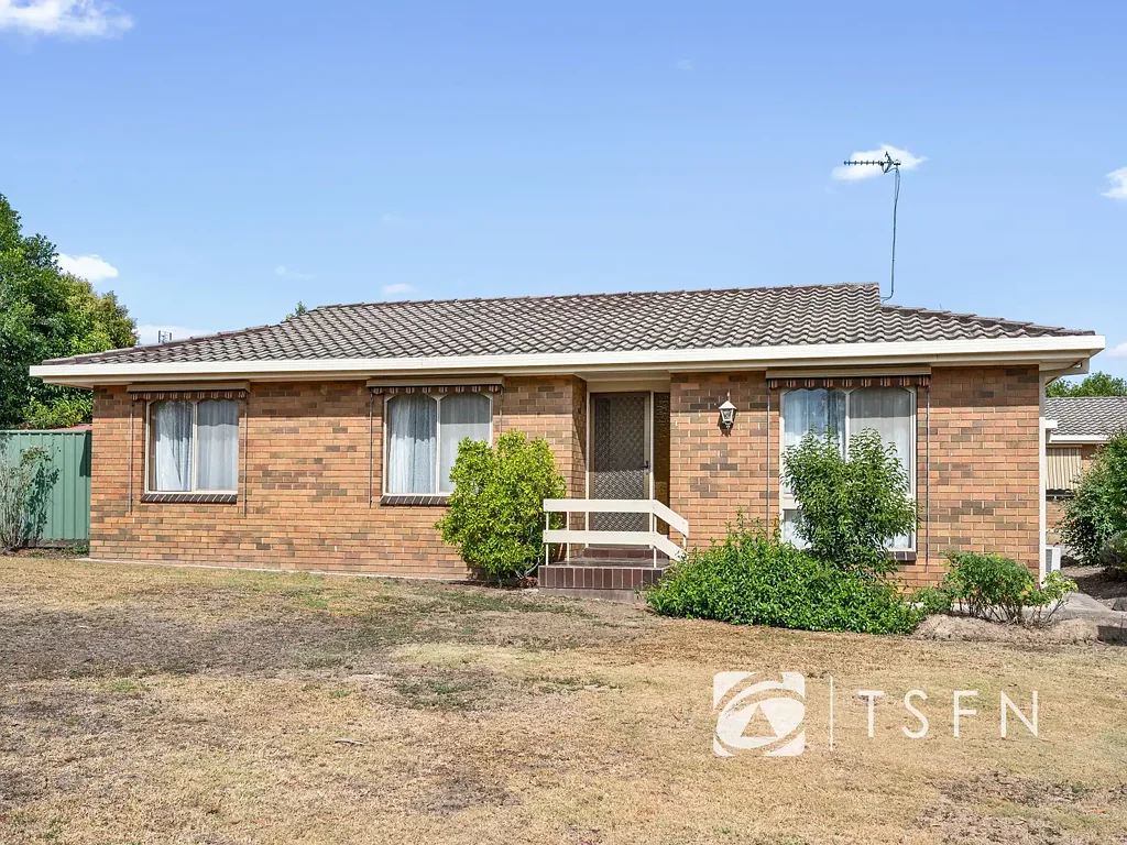 Low Maintenance  Spacious Unit!