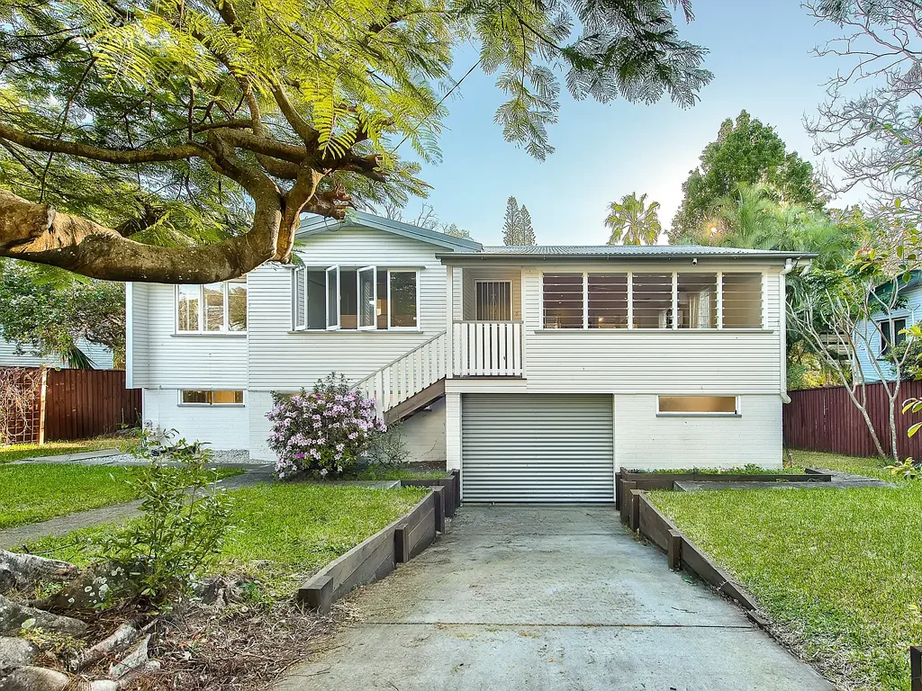 Stafford Heights 3房 即刻入住！高地位置，拥有您正在寻找的空间！ Simply Move In! Elevated Position with the Space you are looking for!