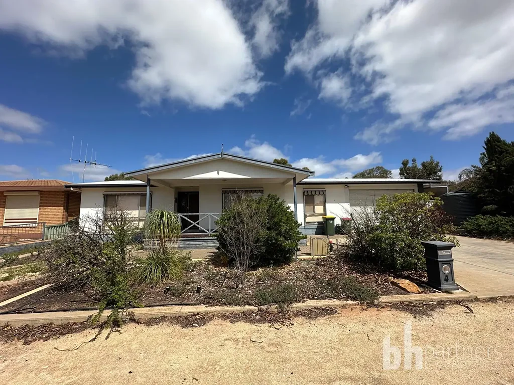 3 Bedroom Family Home with Large Shed & External Room!