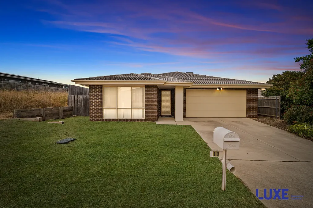 Modern four bedroom ensuite home in quiet location!
