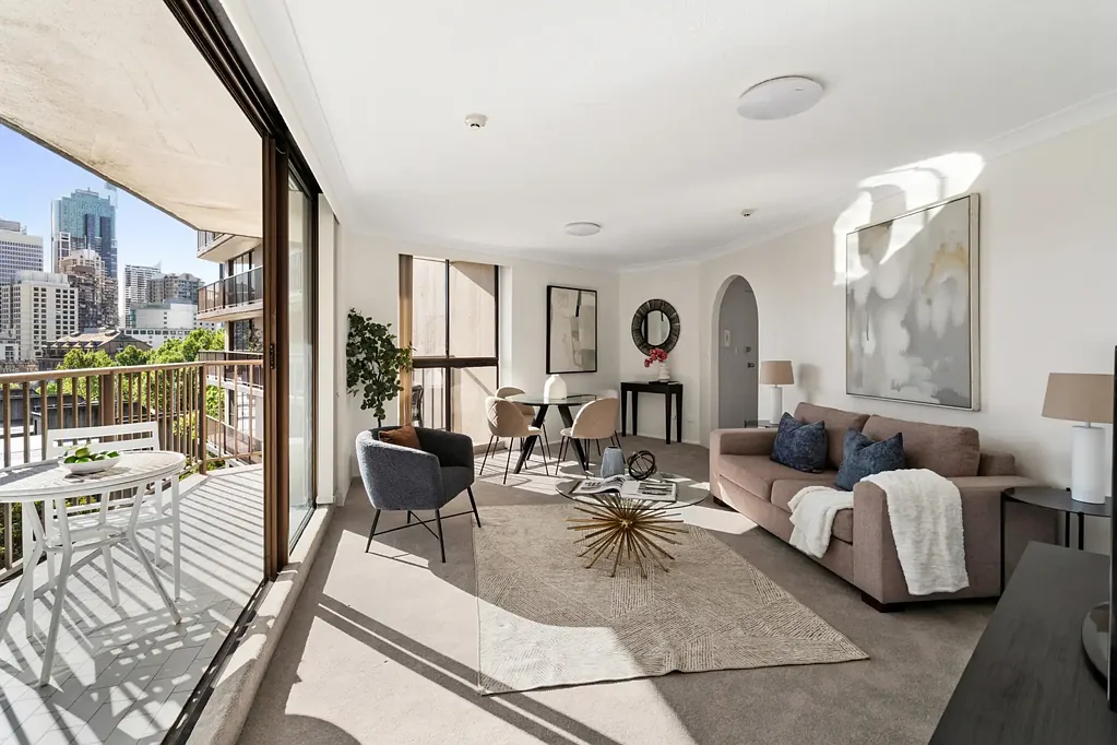 Surry Hills 1房 宽敞布局 开放式起居 阳光环绕阳台 城市景观佳 全瓷砖浴室 镜面内置衣柜 游泳池水疗中心 桑拿房 门口咖啡馆 顶级餐饮 步行Oxford Street REFRESHED URBAN SANCTUARY OF SPACE AND SUNSHINE