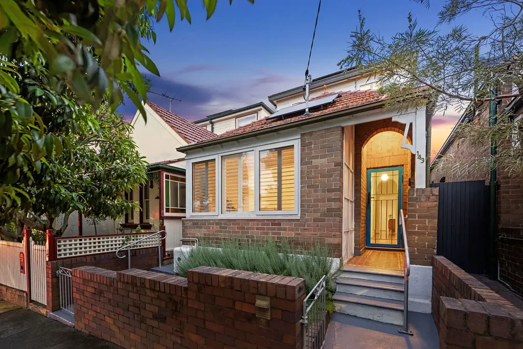 Dulwich Hill 5房 联邦风格融合 现代生活 50米绿道 后巷通道 学区房 宁静氛围 宽敞卧室 太阳能电池板 设计师配置 私人草坪花园 原始细节 智能多功能 优越连通性 实用附加设施 The Ultimate Inner West Family Domain
