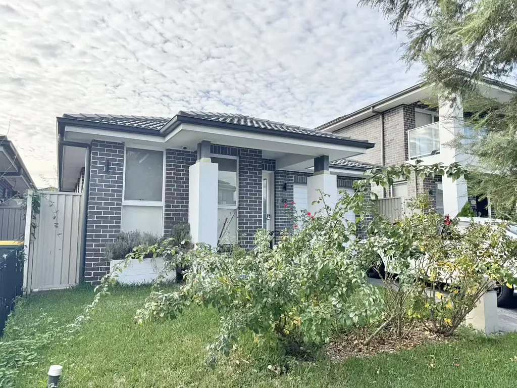 Bright & Spacious Single-Storey Family Home with Solar Panels in prime location