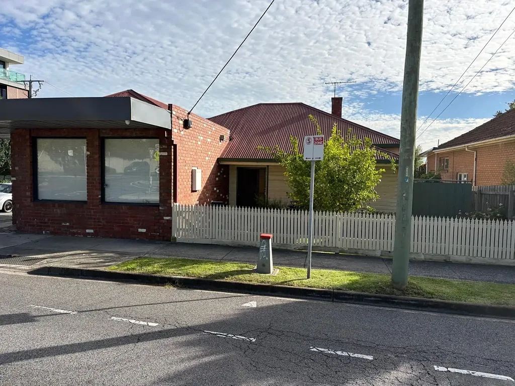 Preston 3房 砖木结构住宅 家庭办公室 大角落地块 450平米 全屋空调暖气 太阳能 原始木地板 稀有供应 "Unique In Every Way"