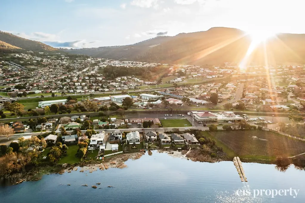 Berriedale 5 Slaapkamer Unrivalled waterfront lifestyle - where dreams are made of. Wake up every day to the ever- changing Derwent River.
