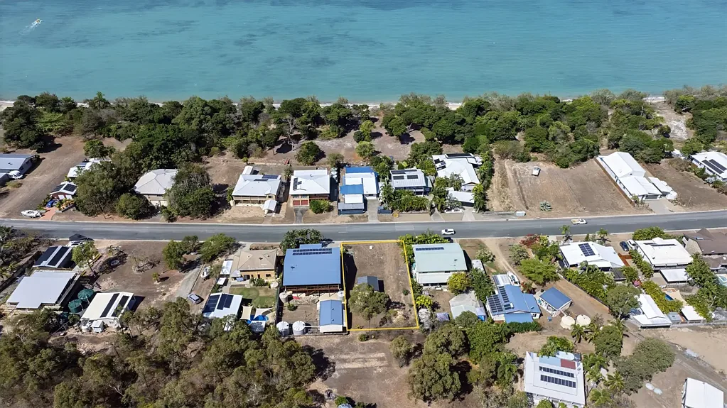 Hideaway Bay 100 Meters From The Beach - Prime Hideaway Bay Block With Livable Shed